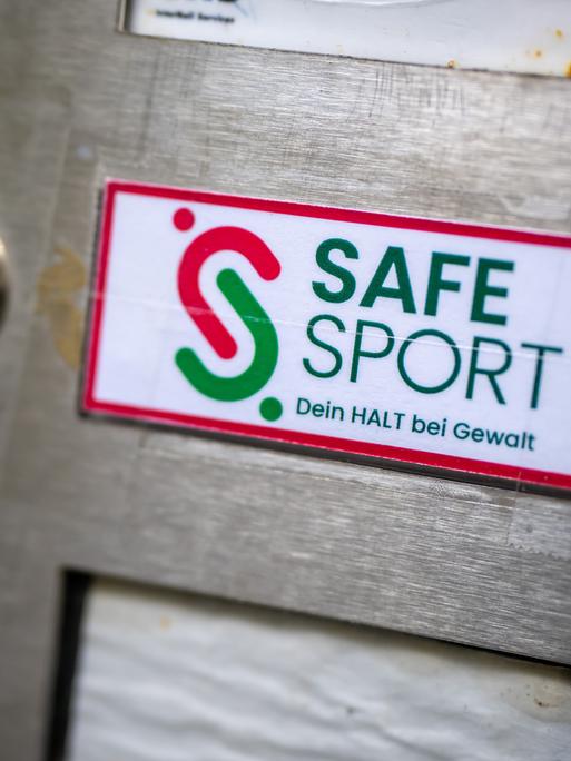 Der Eingang zu der bundesweit zentralen Ansprechstelle "Safe Sport" nach der Eröffnung.