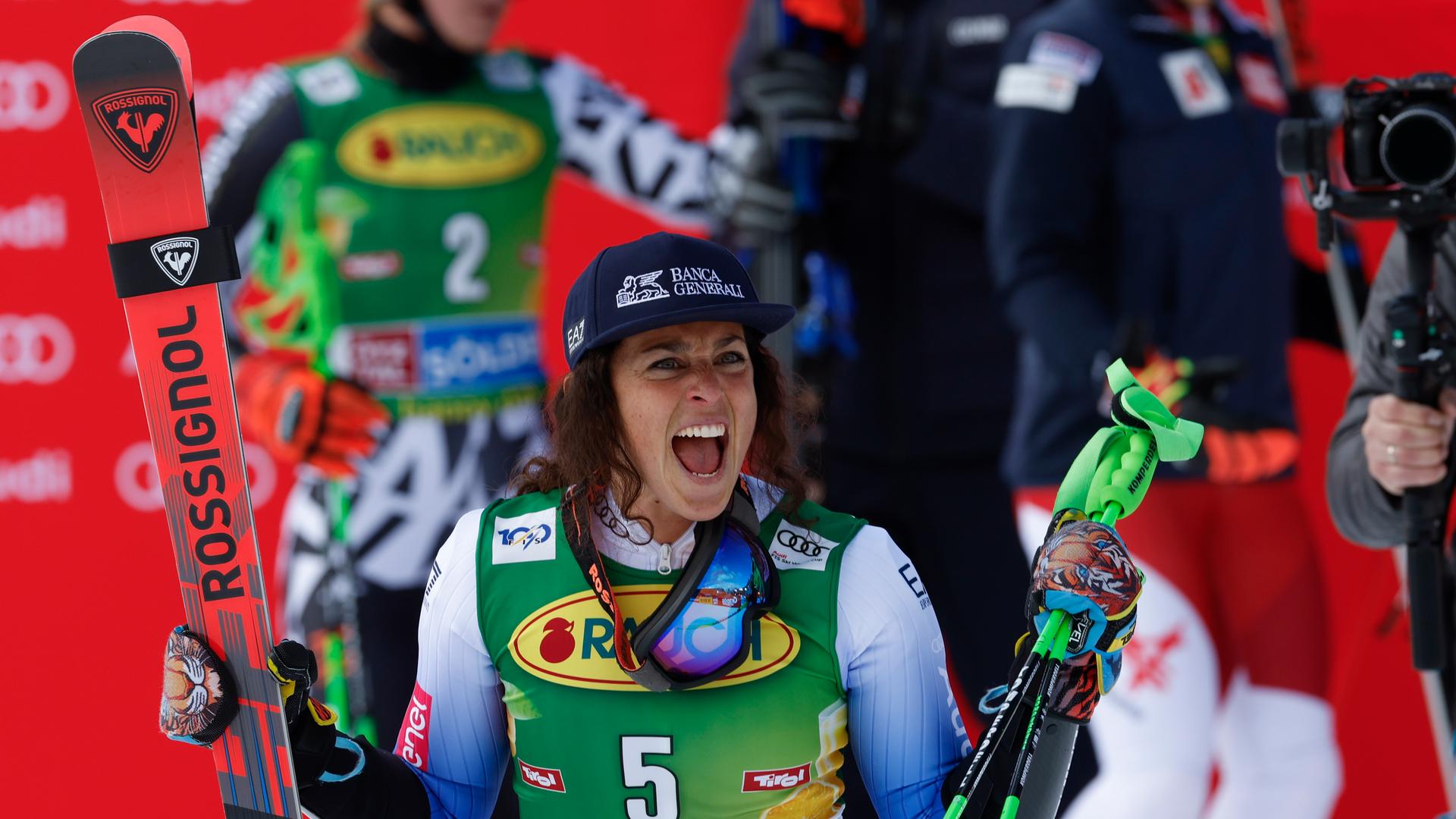 Die Italienerin Federica Brignone feiert ihren Sieg beim Weltcup-Riesenslalom in Sölden.