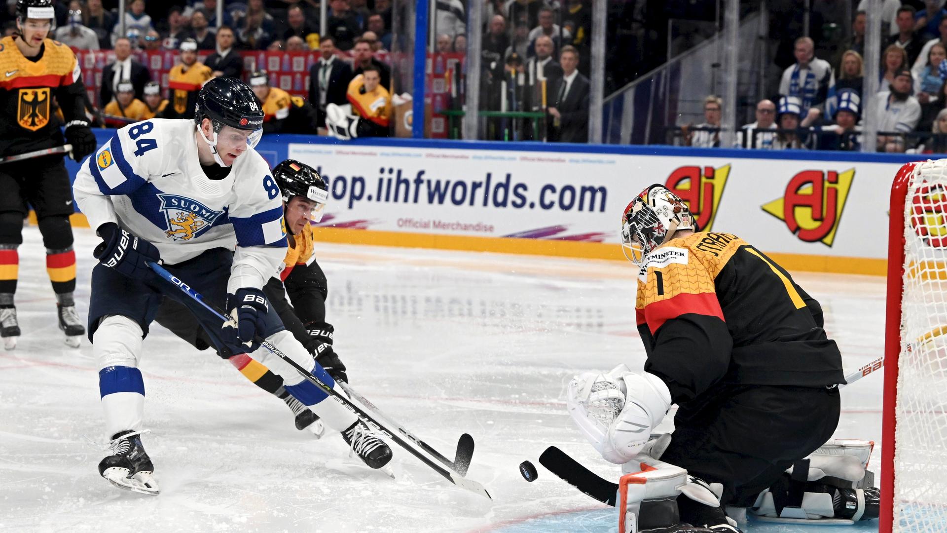 Das Bild zeigt eine Spielszene aus der WM-Partie Deutschland gegen Finnland. Der finnische Spieler Kaapo Kakko (l) scheitert mit seinem Angriff am deutschen Torhüter Dustin Strahlmeier.