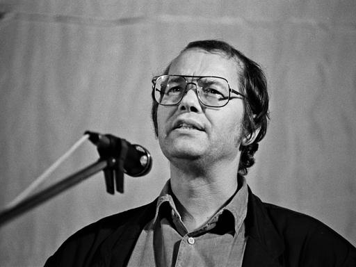 In der Ost-Berliner Erlöserkirche fand im Oktober 1989 eine Veranstaltung statt unter dem Motto: Gegen den Schlaf der Vernunft . Mitwirkende waren Schriftsteller, Autoren, Künstler der DDR, hier am Mikrofon Volker Braun.