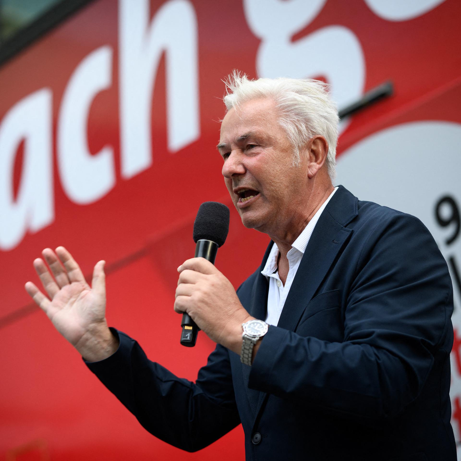 Klaus Wowereit (SPD), ehemaliger Regierender Bürgermeister von Berlin, spricht auf einer Wahlkampfveranstaltung der Berliner SPD in Berlin-Charlottenburg.