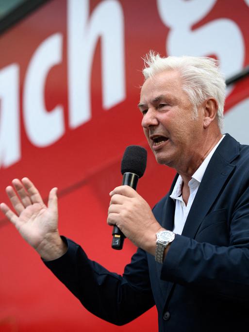 Klaus Wowereit (SPD), ehemaliger Regierender Bürgermeister von Berlin, spricht auf einer Wahlkampfveranstaltung der Berliner SPD in Berlin-Charlottenburg.