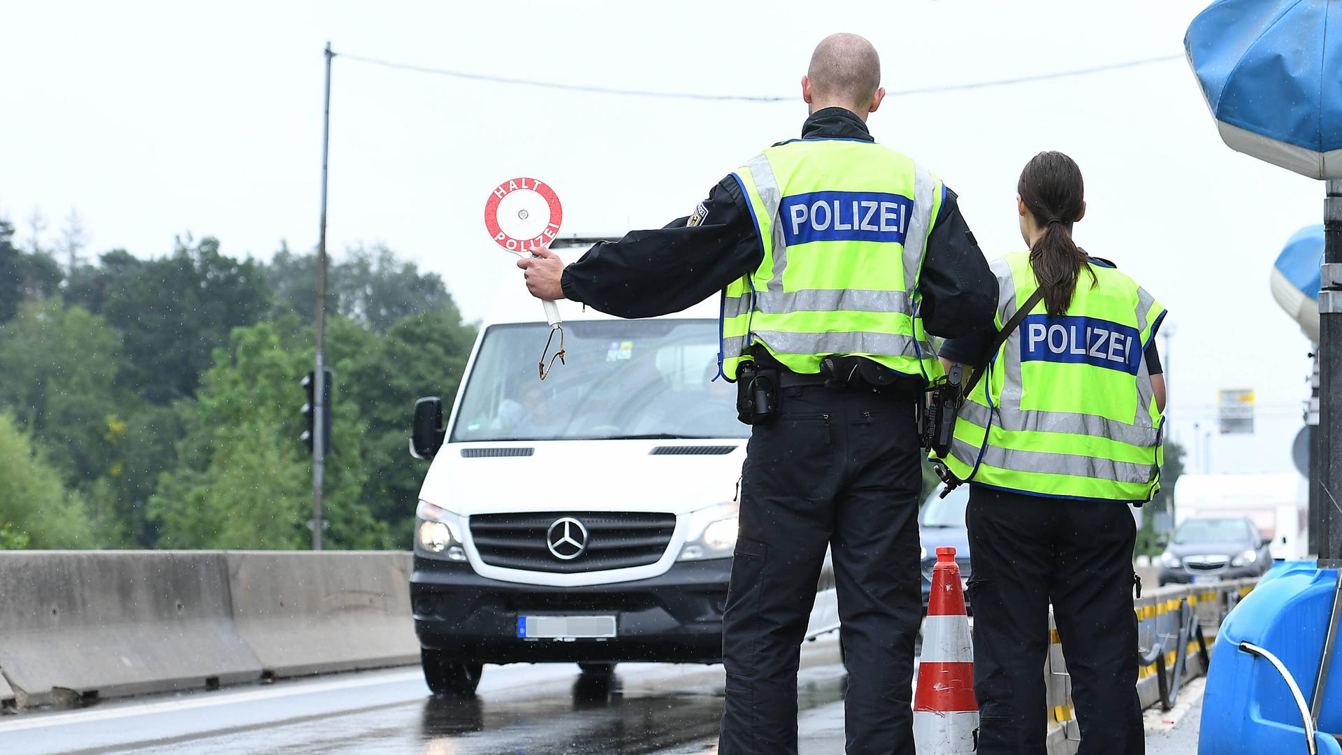Grenzkontrollen an der deutsch-österreichischen Grenze am 24.07.2025 am Grenzübergang Walserberg. Grenzkontrollen der Bayerischen Bereitschaftspolizei und Bundespolizei. Grenzkontrollen an der deutsch-österreichischen Grenze am 24.07.2025 am Grenzübergang Walserberg. Grenzkontrollen der Bayerischen Bereitschaftspolizei und Bundespolizei.