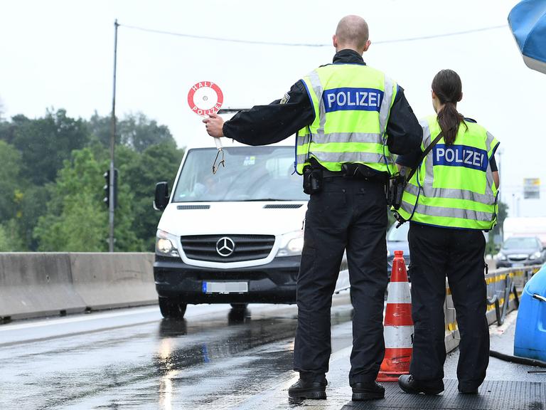 Grenzkontrollen an der deutsch-österreichischen Grenze am 24.07.2025 am Grenzübergang Walserberg. Grenzkontrollen der Bayerischen Bereitschaftspolizei und Bundespolizei. 