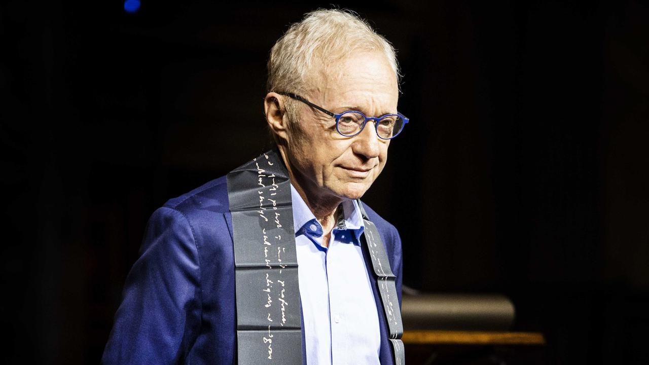 David Grossman steht bei der Verleihung des Erasmus-Preises 2022 in Amsterdam im königlichen Palast vor einem dunklen Hintergrund.