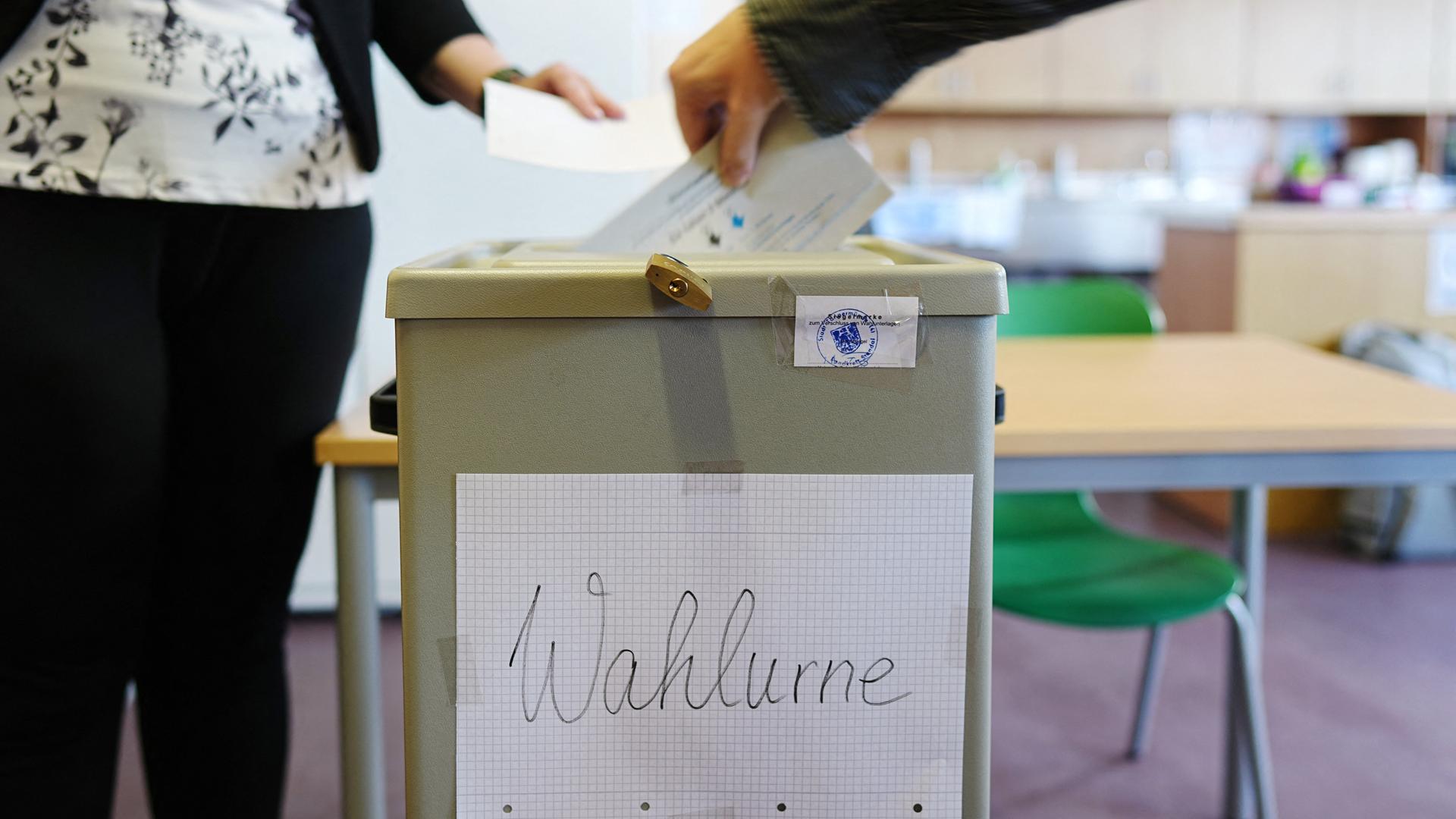 Ein Wähler wirft seinen gefalteten Stimmzettel in die Wahlurne in einem Wahllokal. Am Sonntag wird in Sachsen-Anhalt ein neuer Landtag gewählt. Ein Wähler wirft seinen gefalteten Stimmzettel in die Wahlurne in einem Wahllokal. Am Sonntag wird in Sachsen-Anhalt ein neuer Landtag gewählt.