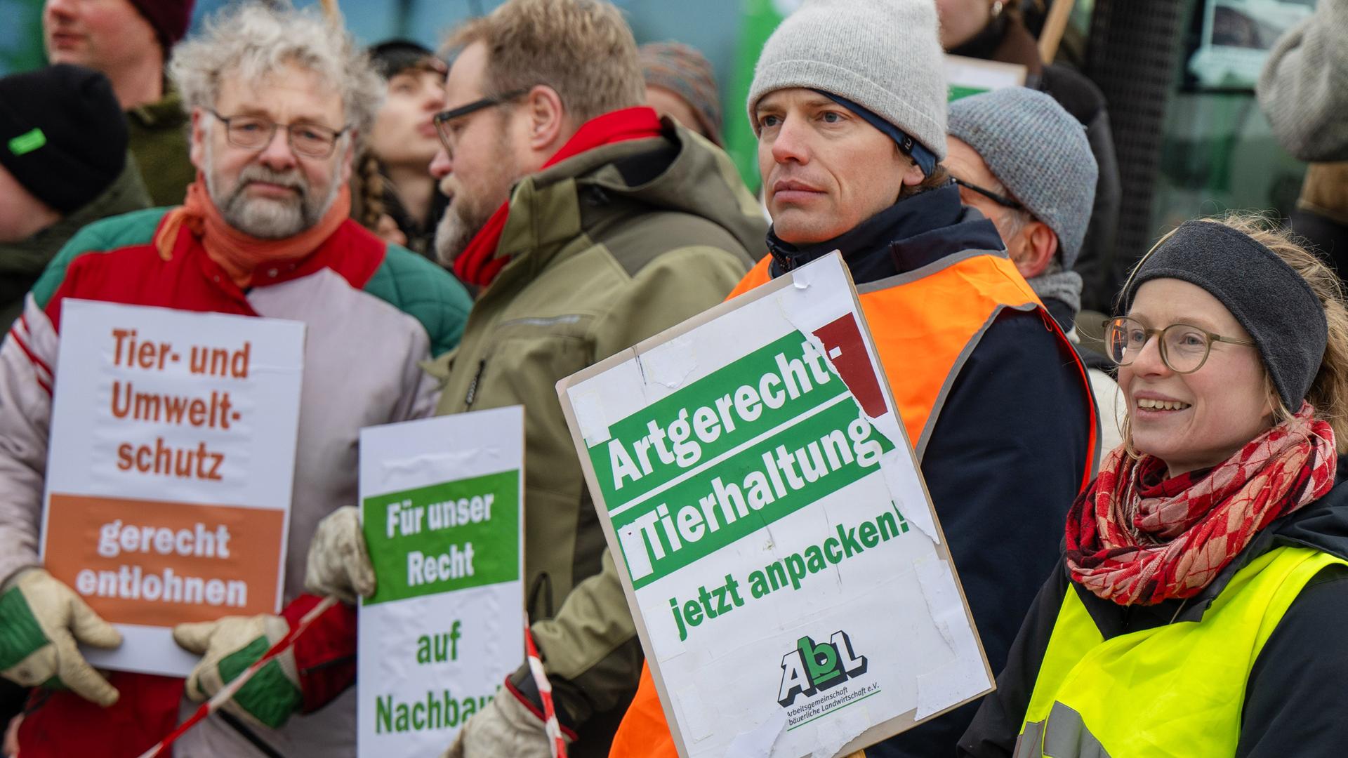 Bauern protestieren am Rande der Agrarmesse Grüne Woche. Sie halten Schildern und Transparente mit Slogans wie "Artgerechte Tierhaltung jetzt anpacken!" oder "Tier- und Umweltschutz gerecht entlohnen"