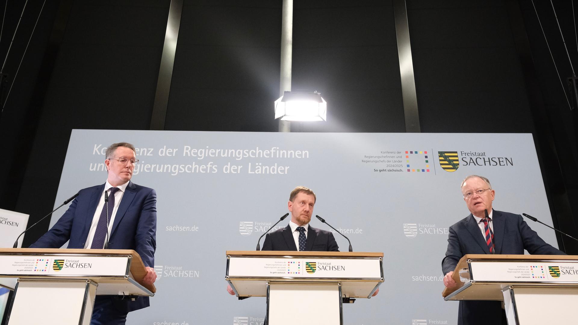 Leipzig: Alexander Schweitzer (SPD/ l-r), Ministerpräsident des Landes Rheinland-Pfalz, Michael Kretschmer (CDU), Ministerpräsident des Landes Sachsen, und Stephan Weil (SPD) Ministerpräsident des Landes Niedersachsen, sprechen auf einer Pressekonferenz.