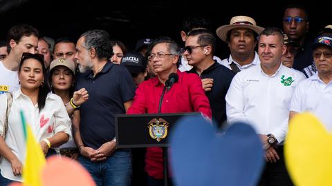 Gustavo Petro spricht auf einer Veranstaltung in Medellin zu seinen Unterstützern und Wählerinnen auf einer Demo am Tag der Arbeit. Gustavo Petro spricht auf einer Veranstaltung in Medellin zu seinen Unterstützern und Wählerinnen auf einer Demo am Tag der Arbeit.