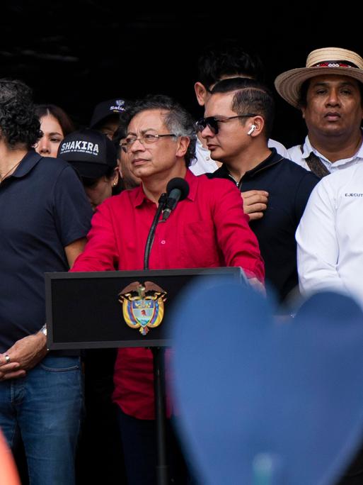 Gustavo Petro spricht auf einer Veranstaltung in Medellin zu seinen Unterstützern und Wählerinnen auf einer Demo am Tag der Arbeit.
