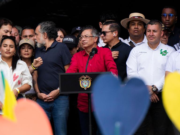 Gustavo Petro spricht auf einer Veranstaltung in Medellin zu seinen Unterstützern und Wählerinnen auf einer Demo am Tag der Arbeit.