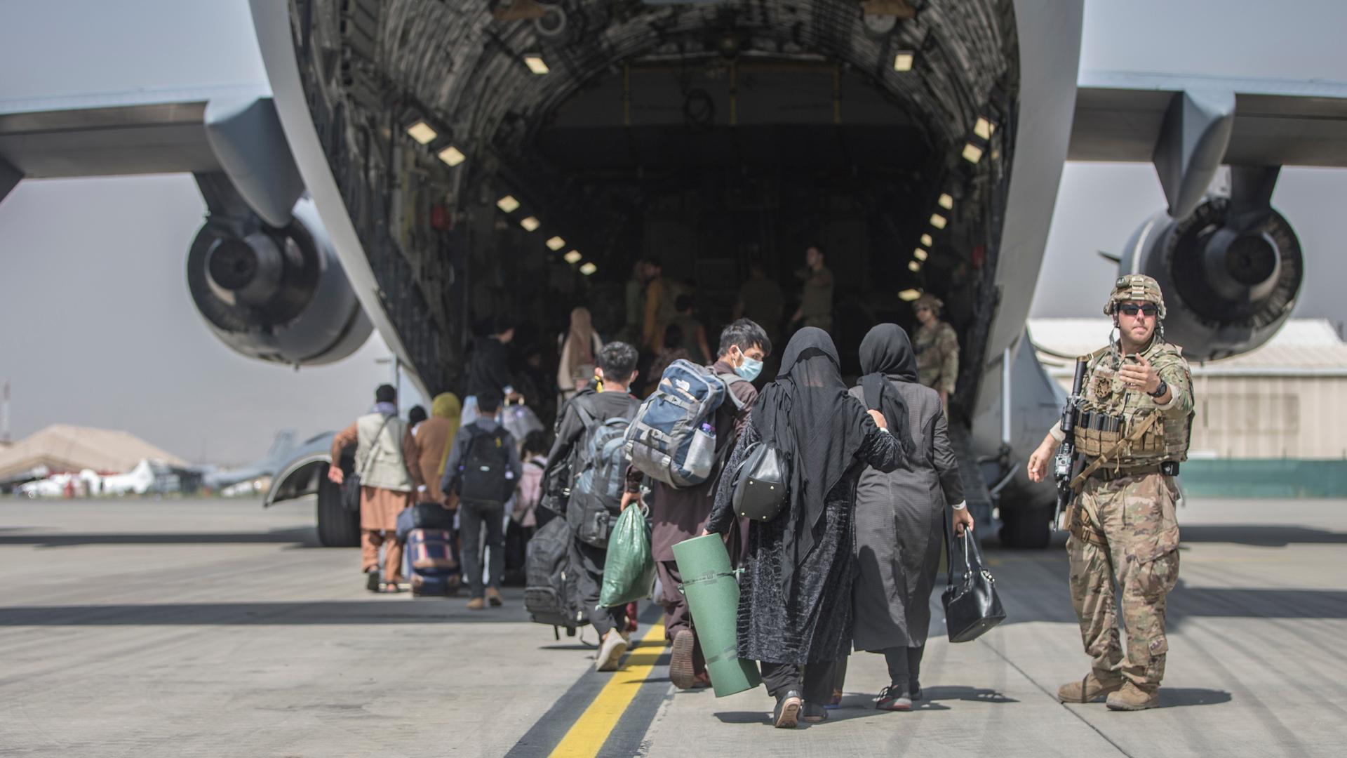 Das Bild, bereitgestellt vom U.S.-Marine-Corps, zeigt Familien, die in Kabul in Afghanistan am 23. August 2021 an Bord einer US-Air-Force-Maschine gehen. 