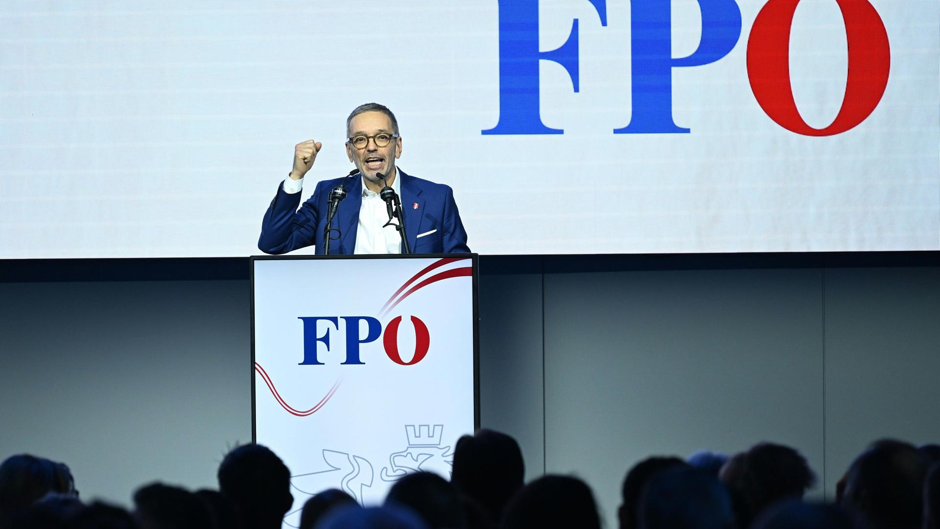 Herbert Kickl (FPÖ) gestikuliert am Rednerpult.