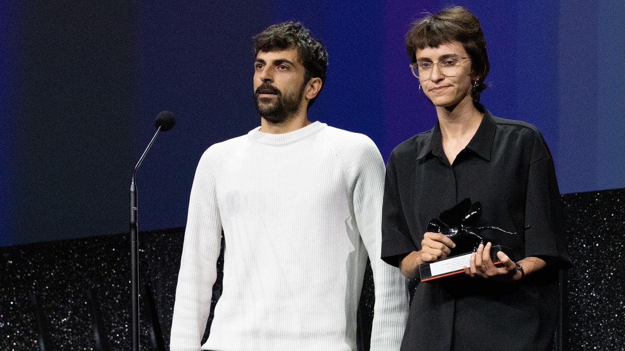 Die Filmemacherin Rachel Szor und ihr Kollege Yuval Abraham bei der Verleihung des Spezialpreises bei den Filmfestspielen in Venedig