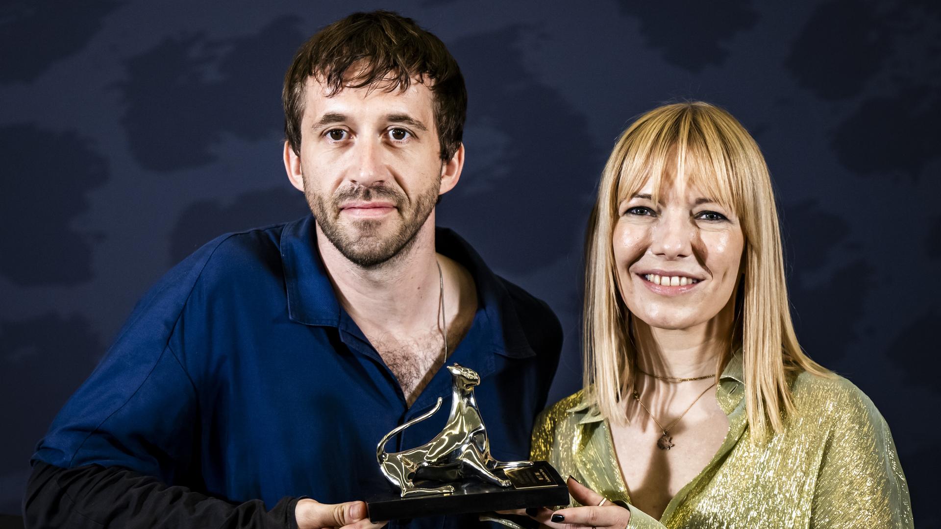 Der deutsche Regisseur Levin Peter und die österreichische Regisseurin Elsa Kremser mit dem Filmpreis von Locarno. 