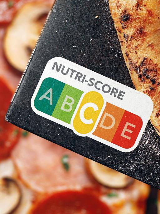 Die Verpackung einer Fertigpizza mit aufgedrucktem Nutri-Score-Symbol