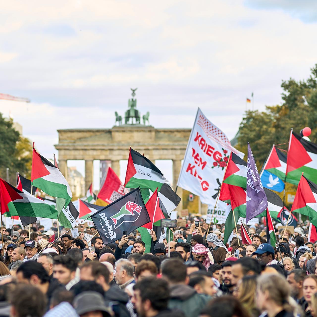Berlin - Rund 14.000 Menschen bei Pro-Palästina-Demo - 30 Festnahmen