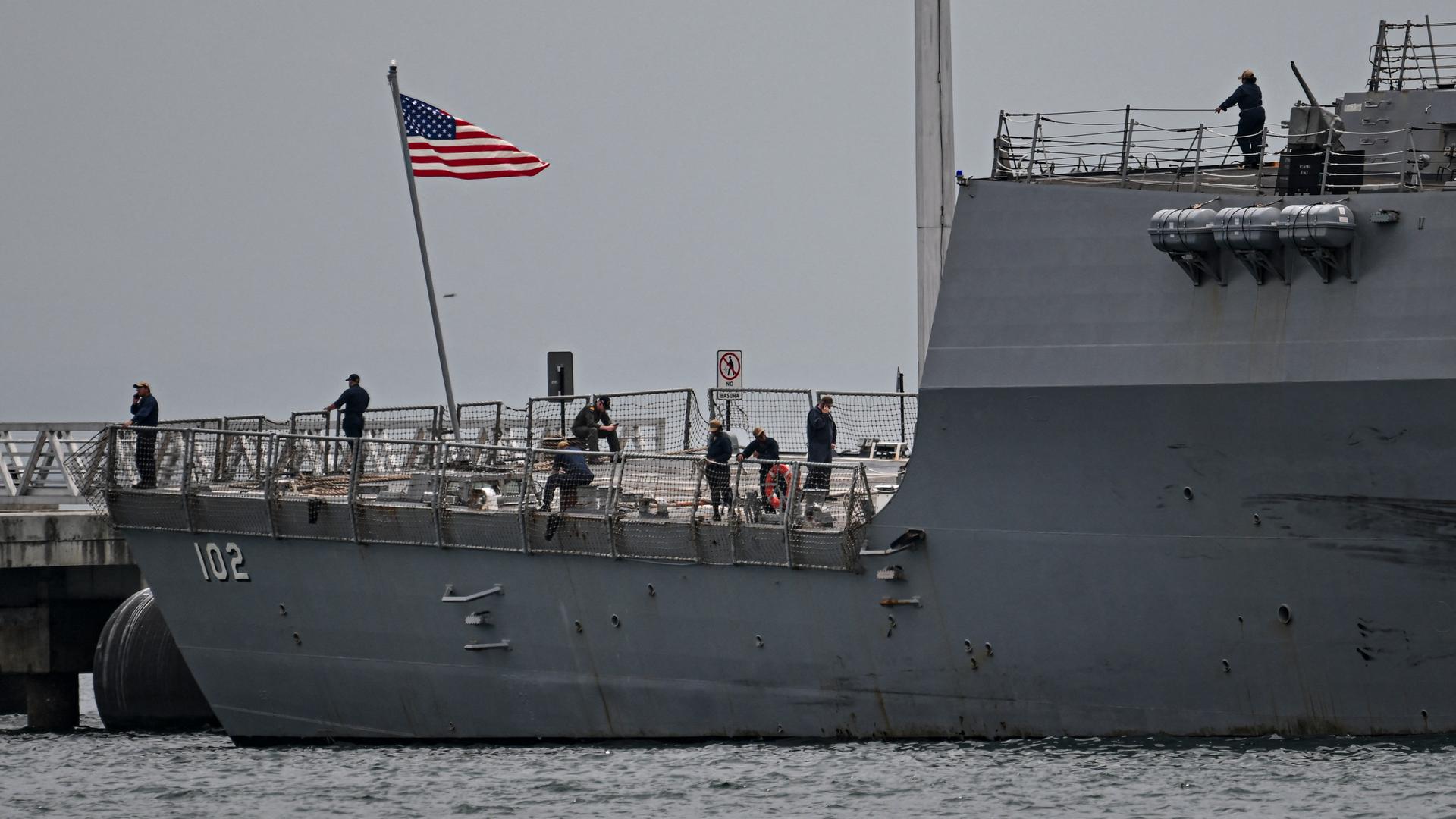 Besatzungsmitglieder des US-Kriegsschiffs USS Sampson (DDG 102) sind im Amador International Cruise Terminal in Panama-Stadt zu sehen. 