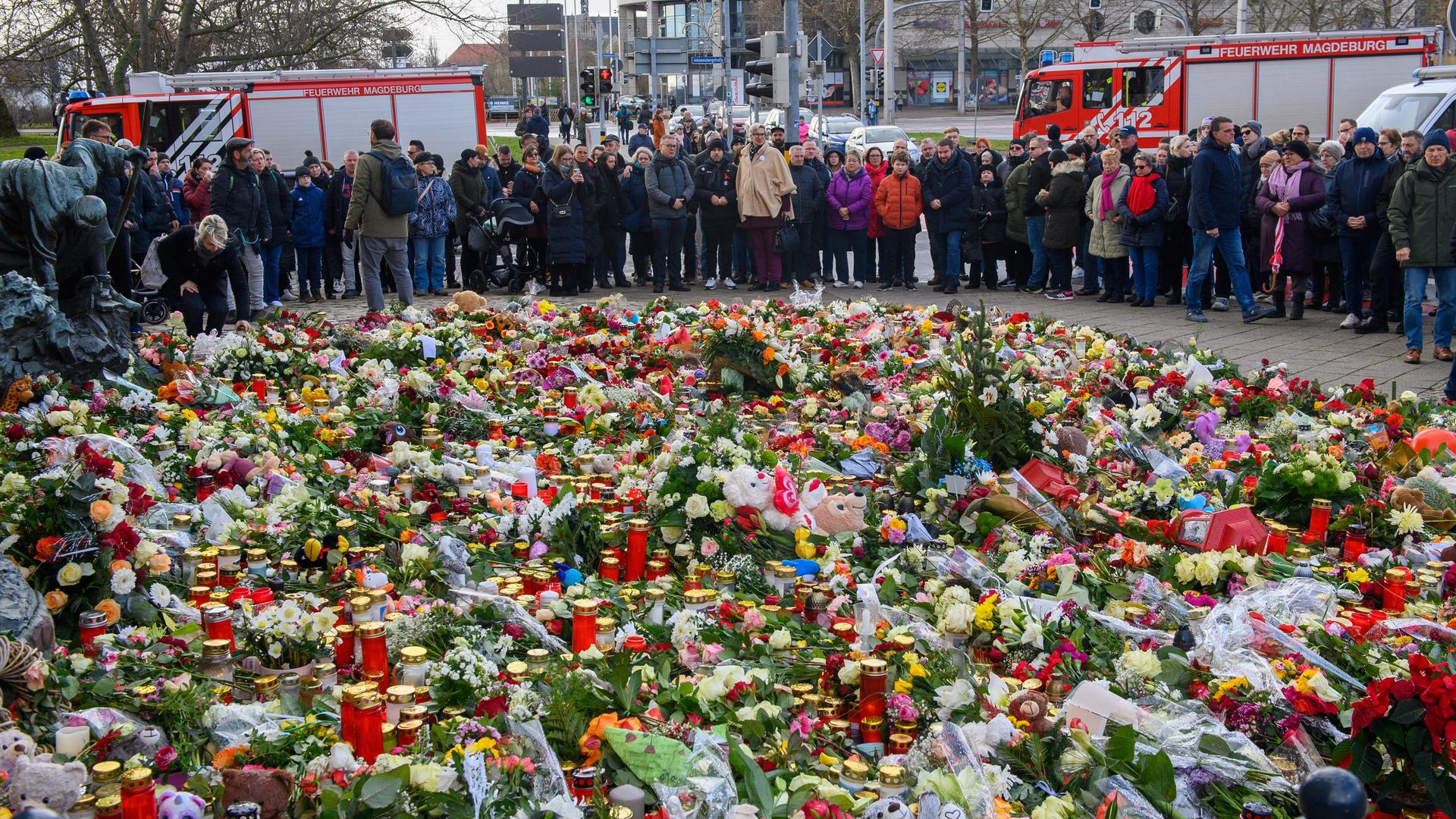 Menschen versammeln sich nach dem Angriff mit mehreren Toten in Magdeburg.