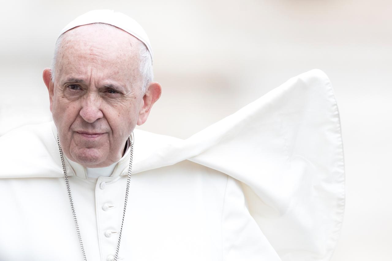 Portrait von Papst Franziskus ganz in weiß vor weißem, verschwommenen Hintergrund.