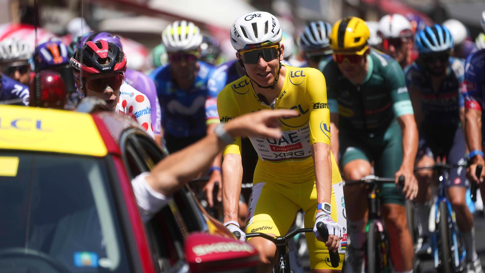 Tour de France, 10. Etappe: Der Slowene Tadej Pogacar (M) im gelben Trikot des Gesamtführenden fährt im Hauptfeld.