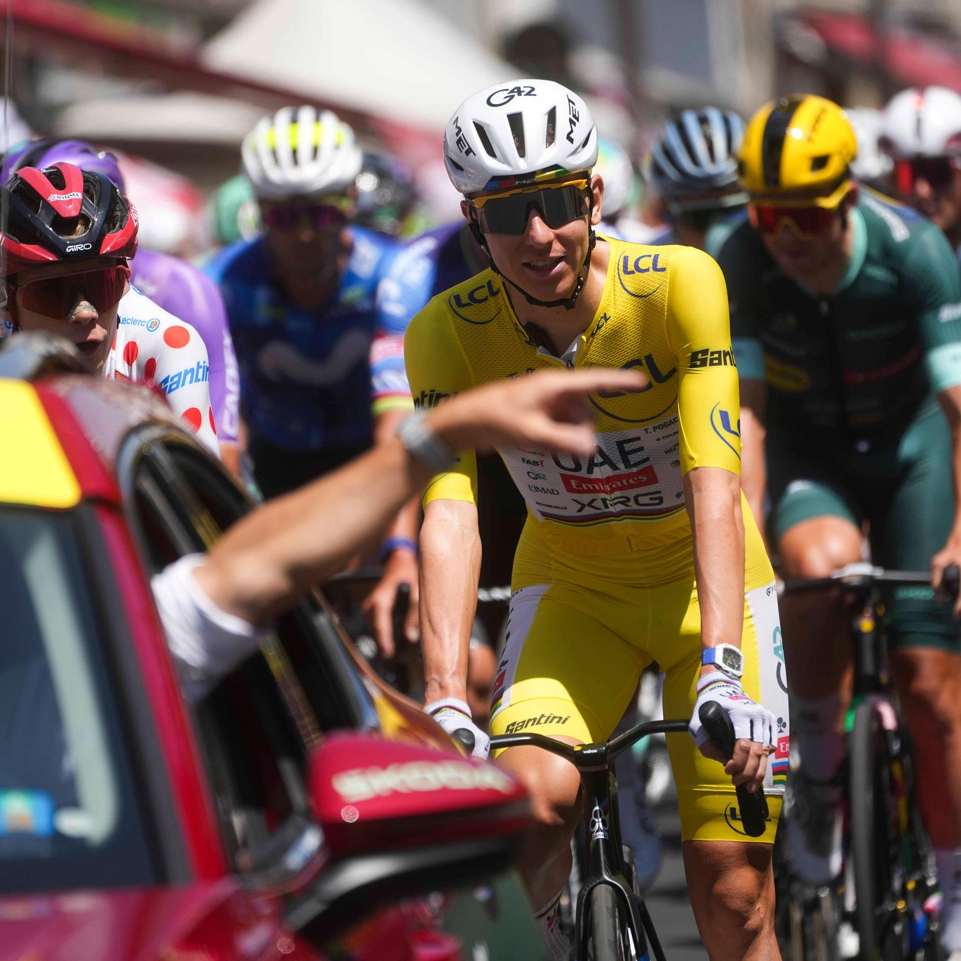 Tour de France, 10. Etappe: Der Slowene Tadej Pogacar (M) im gelben Trikot des Gesamtführenden fährt im Hauptfeld.