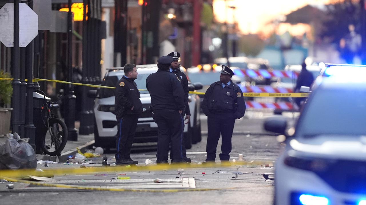 New Orleans: Rettungskräfte betreten den Tatort auf der Bourbon Street, nachdem ein Fahrzeug in eine Menschenmenge in New Orleans gefahren ist.