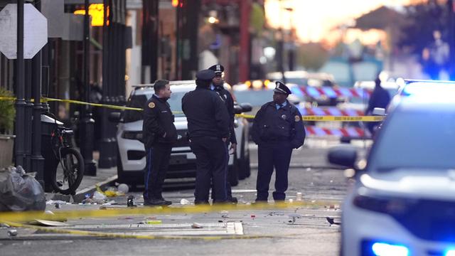 New Orleans: Rettungskräfte betreten den Tatort auf der Bourbon Street, nachdem ein Fahrzeug in eine Menschenmenge in New Orleans gefahren ist.