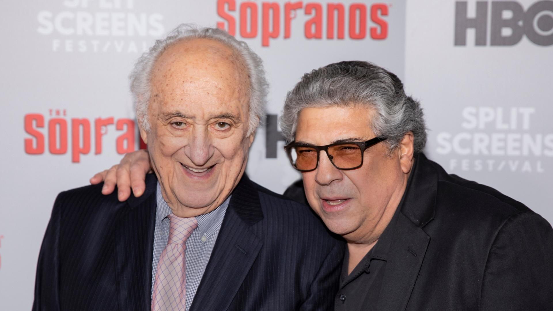 Ehemaligentreffen der Sopranos, 2019 in New York: Jerry Adler, links, und Vincent Pastore, der in der Mafia-Serie Sal Big Bonpensiero spielte. Ehemaligentreffen der Sopranos, 2019 in New York: Jerry Adler, links, und Vincent Pastore, der in der Mafia-Serie Sal Big Bonpensiero spielte.