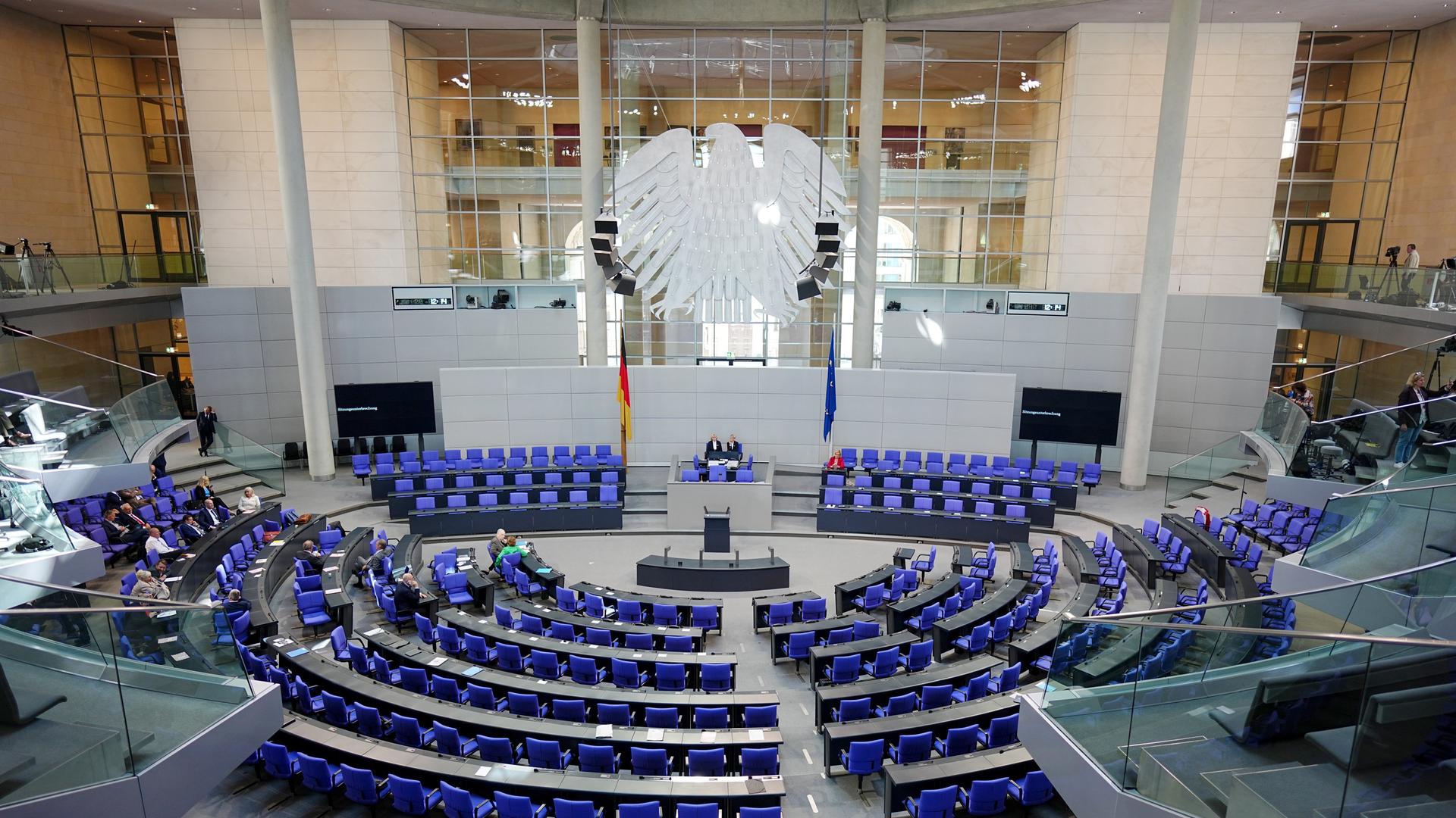 Blick in den fast leeren Plenarsaal im Bundestag. Blick in den fast leeren Plenarsaal im Bundestag.