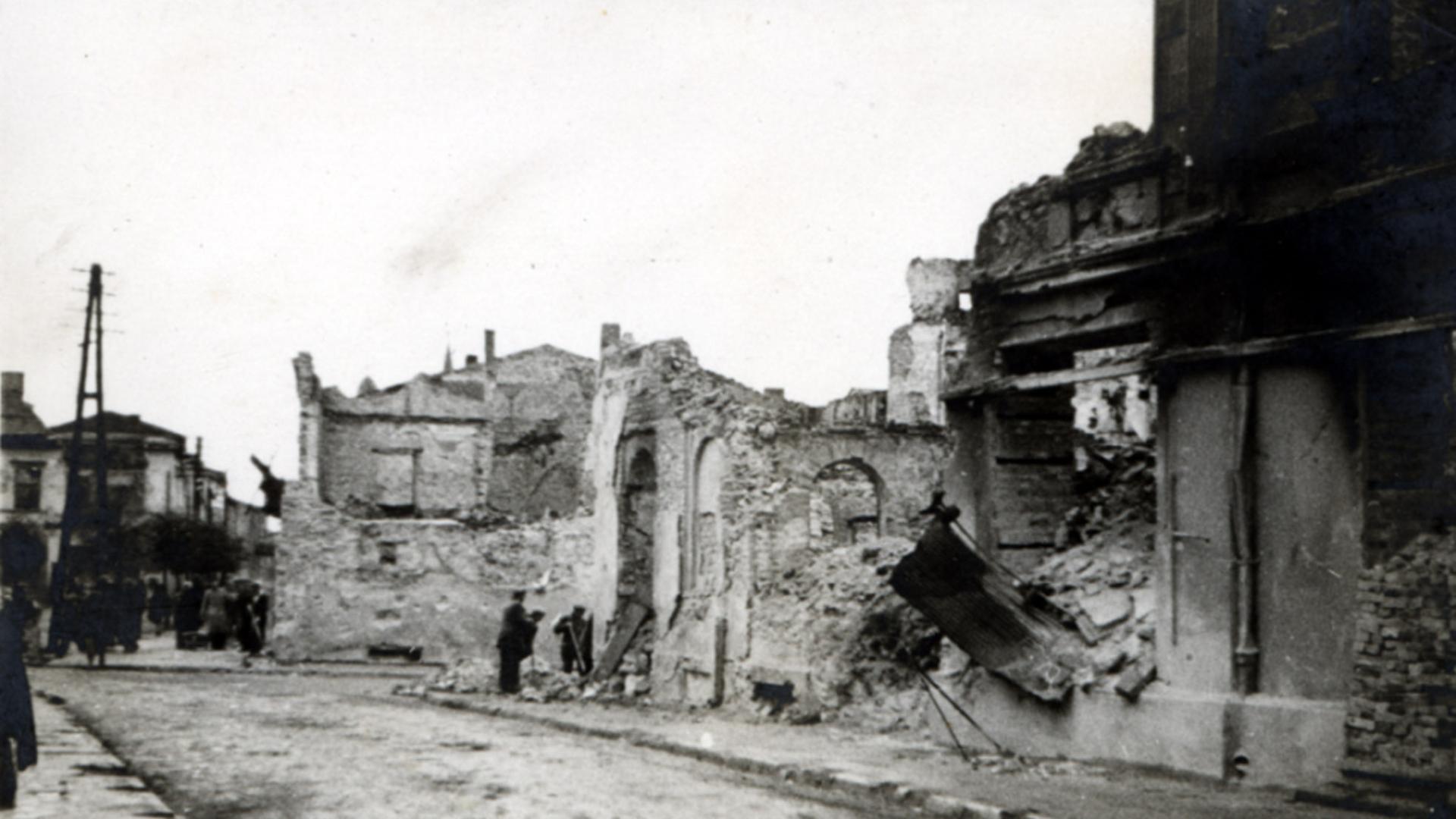 Auf diesem Archivfoto vom 1. September 1939 entfernen Menschen die Trümmer von Häusern, die im Zentrum von Wielun (Polen) von der deutschen Luftwaffe bei der allerersten Bombardierung des Zweiten Weltkriegs zerstört wurden.