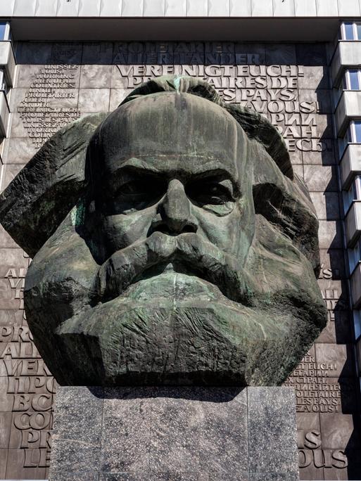 Eine Büste von Karl Marx vor einem Neubaublock