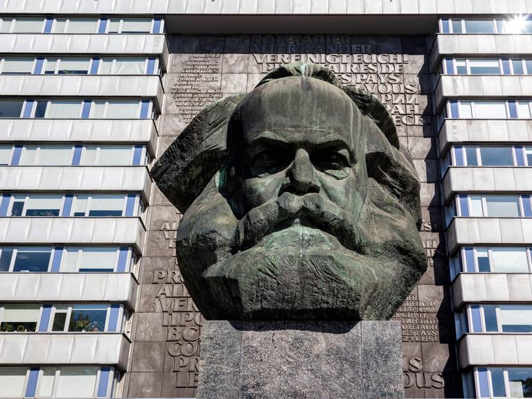 Eine Büste von Karl Marx vor einem Neubaublock