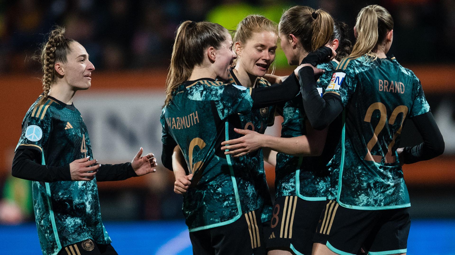 Einige Spielerinnen der deutschen Mannschaft feiern im Stadion das Tor zum 1:0 gegen die Niederlande.