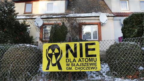 Ein Plakat mit der Aufschrift "Nein zum Atom" vor einem Haus in der Nähe des polnischen Dorfs Slajszewo. 