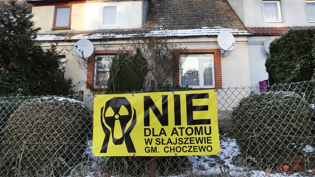 Ein Plakat mit der Aufschrift "Nein zum Atom" vor einem Haus in der Nähe des polnischen Dorfs Slajszewo. 