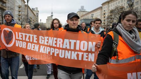 Berlin: Teilnehmer eines unangemeldeten Protests laufen auf der Karl-Marx-Allee. Die Klimaaktivisten der Letzten Generation hat angekündigt in den kommenden Tagen Störaktionen in Berlin vorzunehmen. 
