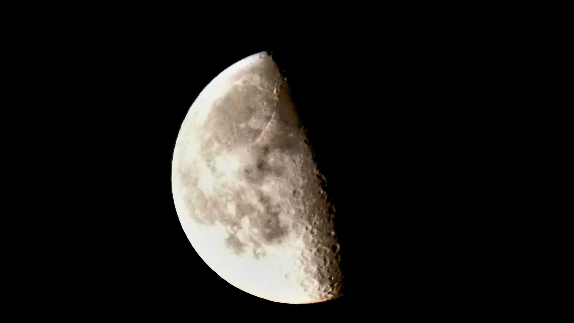 Ein Bild vom Mond. Rundherum ist es schwarz.