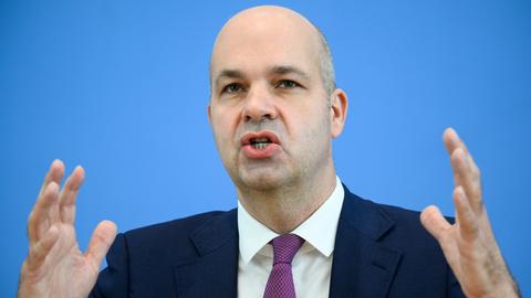 Marcel Fratzscher, Präsident des Deutschen Institutes für Wirtschaftsforschung (DIW), spricht bei einer Pressekonferenz und hat gestikulierend die Hände erhoben. 