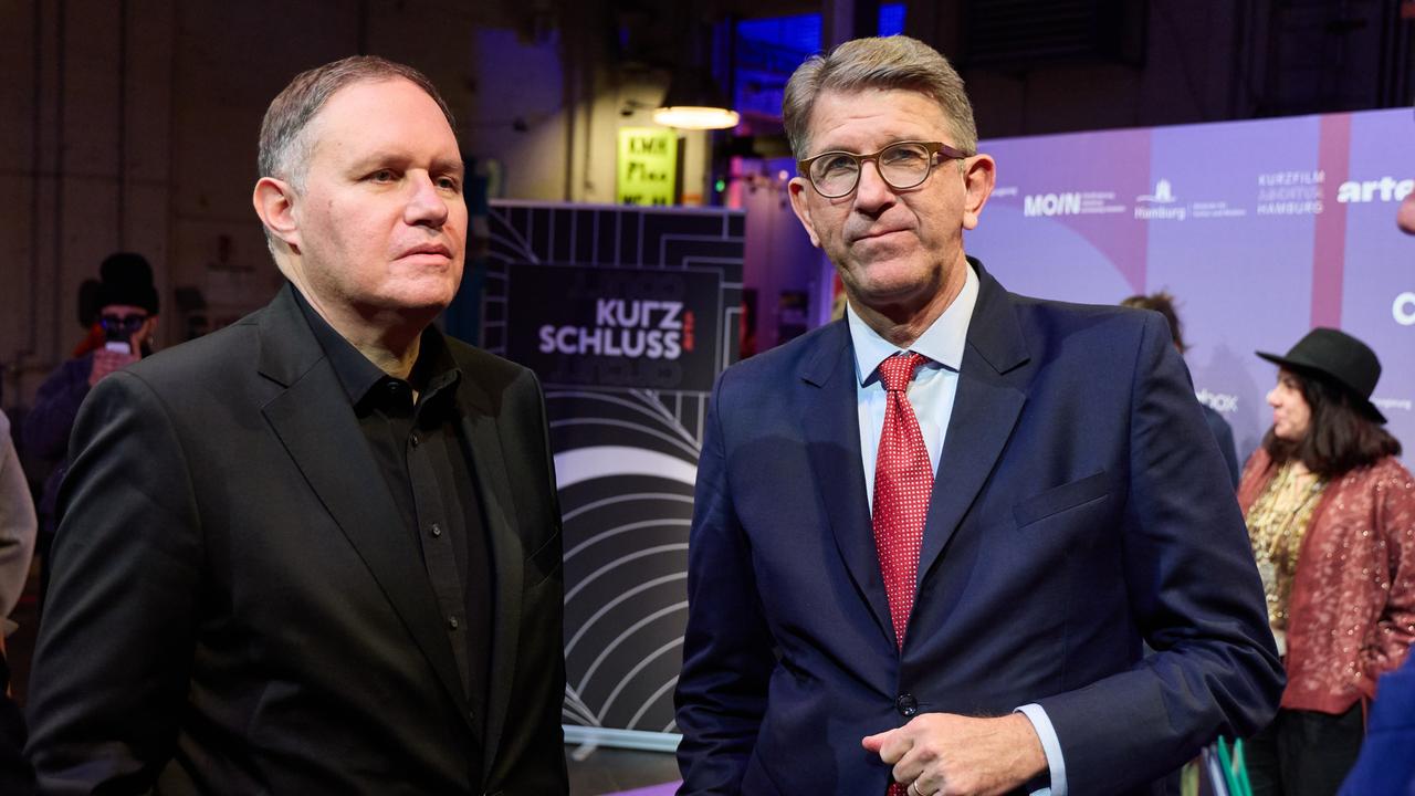 Kultursenator Carsten Brosda (l, SPD), und Kulturstaatsminister Wolfram Weimer (parteilos), kommen zur Verleihung des Deutschen Kurzfilmpreises 2025 im Kampnagel. 