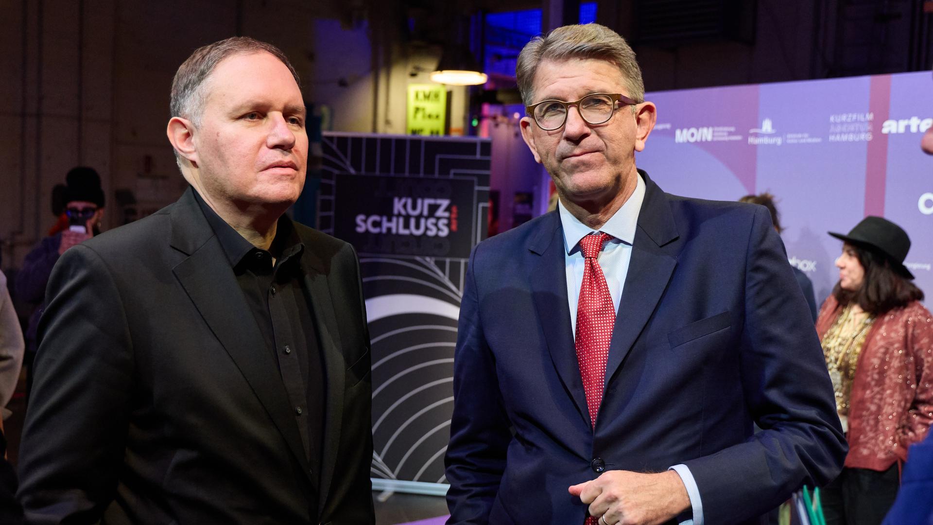 Kultursenator Carsten Brosda (l, SPD), und Kulturstaatsminister Wolfram Weimer (parteilos), kommen zur Verleihung des Deutschen Kurzfilmpreises 2025 im Kampnagel. 