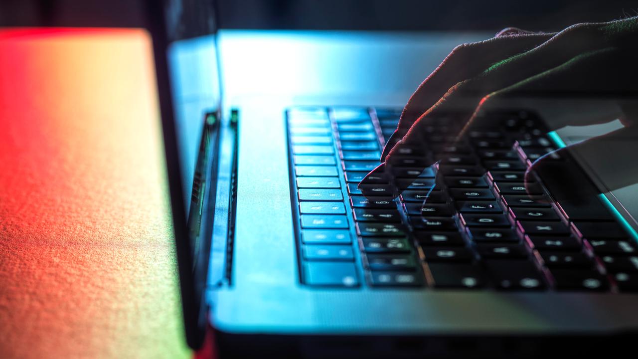 Hände tippen auf einer Tastatur Hände tippen auf einer Tastatur