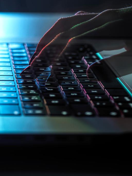 Hände tippen auf einer Tastatur