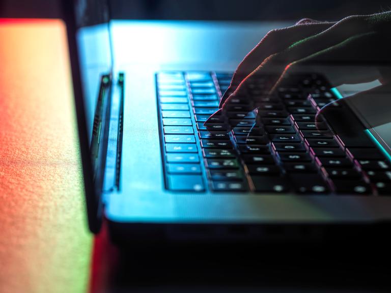 Hände tippen auf einer Tastatur