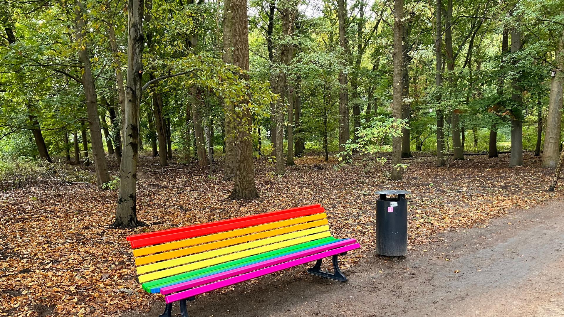 An der Gedenkstätte im Berliner Tiergarten, die an den islamistischen Terroranschlag am Christopher Street Day (CSD) erinnert, steht eine Sitzbank aus Holz in Regenbogenfarben. An der Gedenkstätte im Berliner Tiergarten, die an den islamistischen Terroranschlag am Christopher Street Day (CSD) erinnert, steht eine Sitzbank aus Holz in Regenbogenfarben.