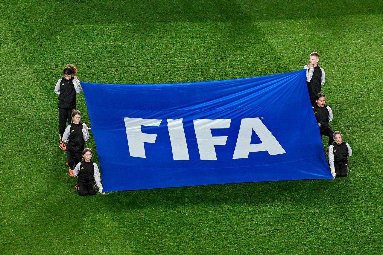 Die FIFA-Flagge bei der Frauen-Weltmeisterschaft 2023.