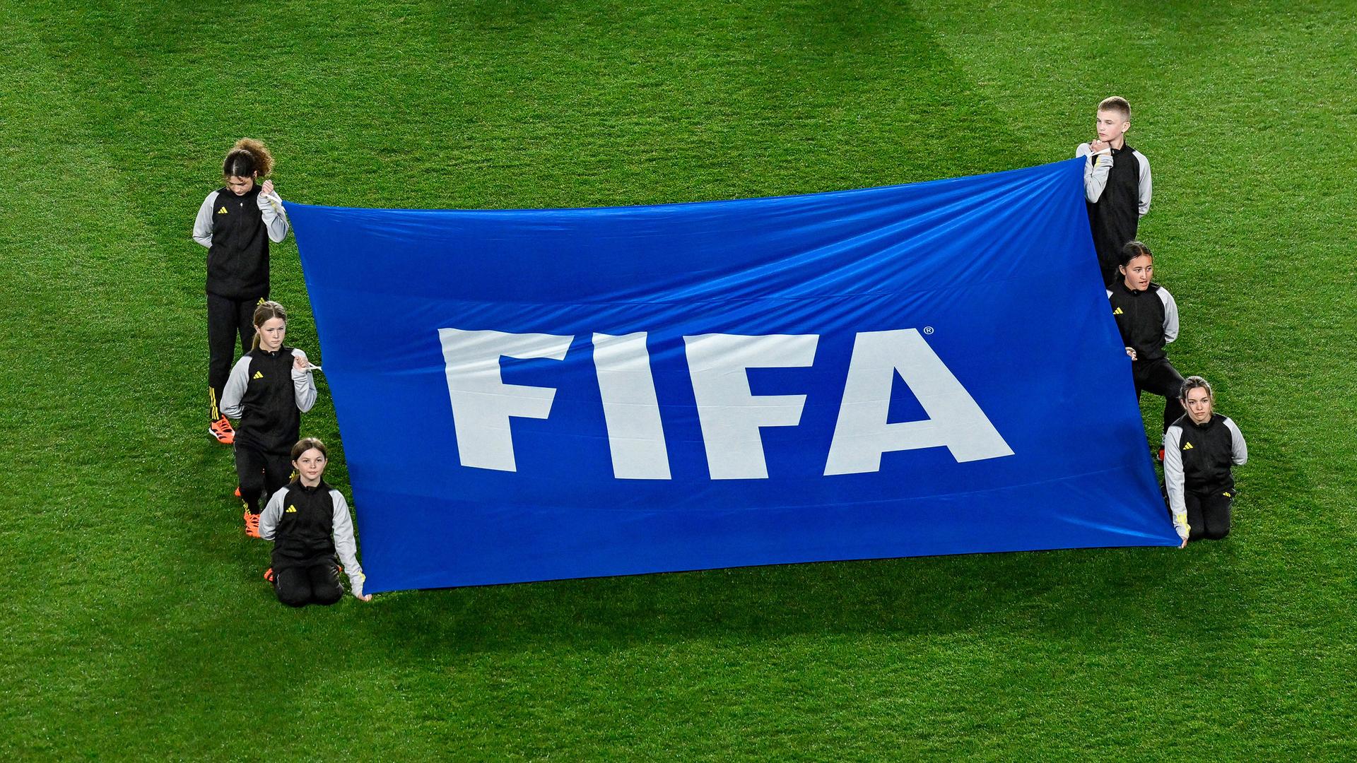Die FIFA-Flagge bei der Frauen-Weltmeisterschaft 2023.