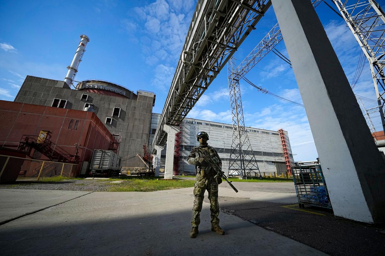 Ukraine, Enerhodar: Ein russischer Soldat steht vor dem Atomkraftwerk Saporischschja.
