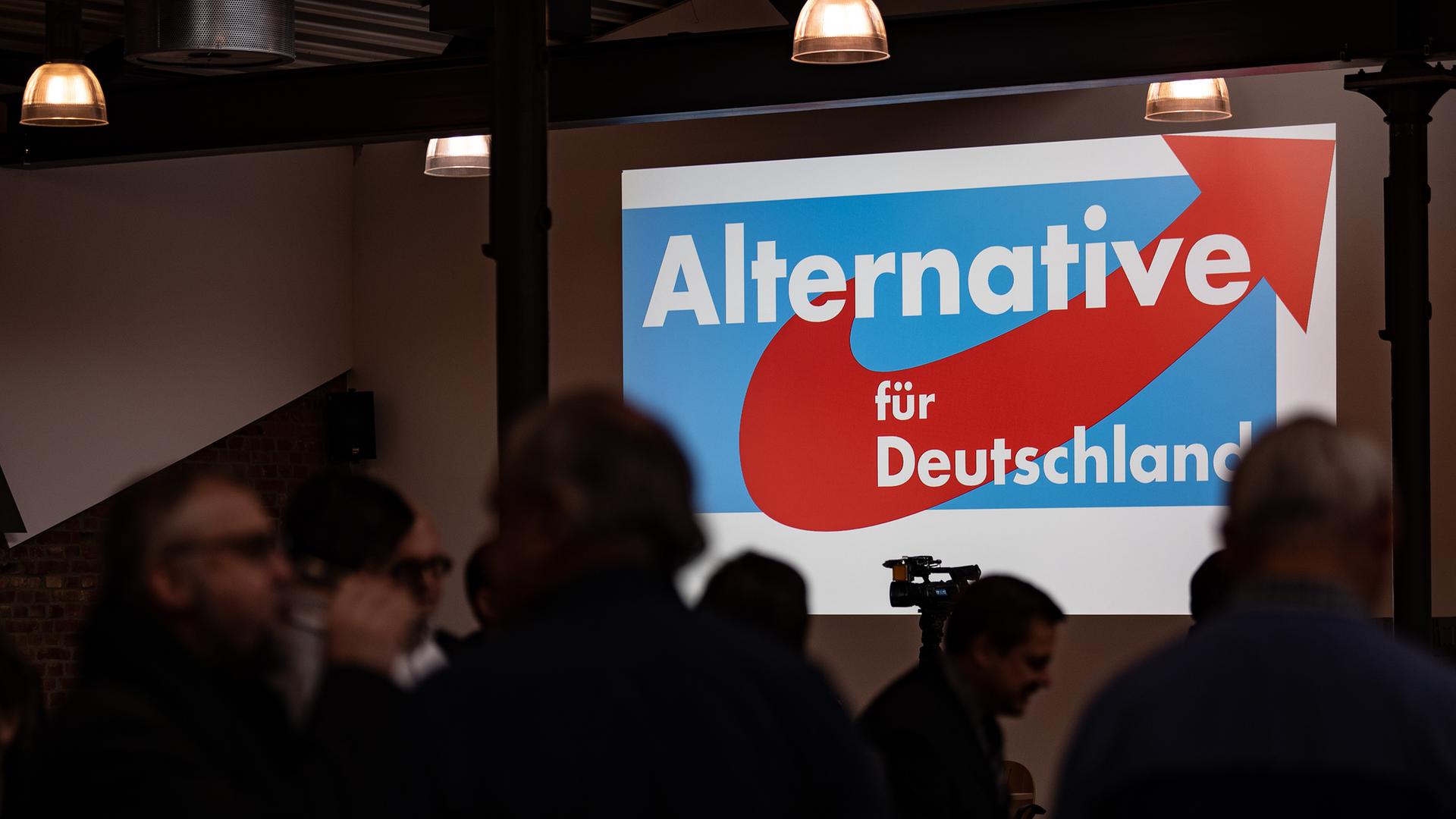 Der Schriftzug der Partei wird beim Landesparteitag AfD Hessen auf eine Leinwand projiziert. 