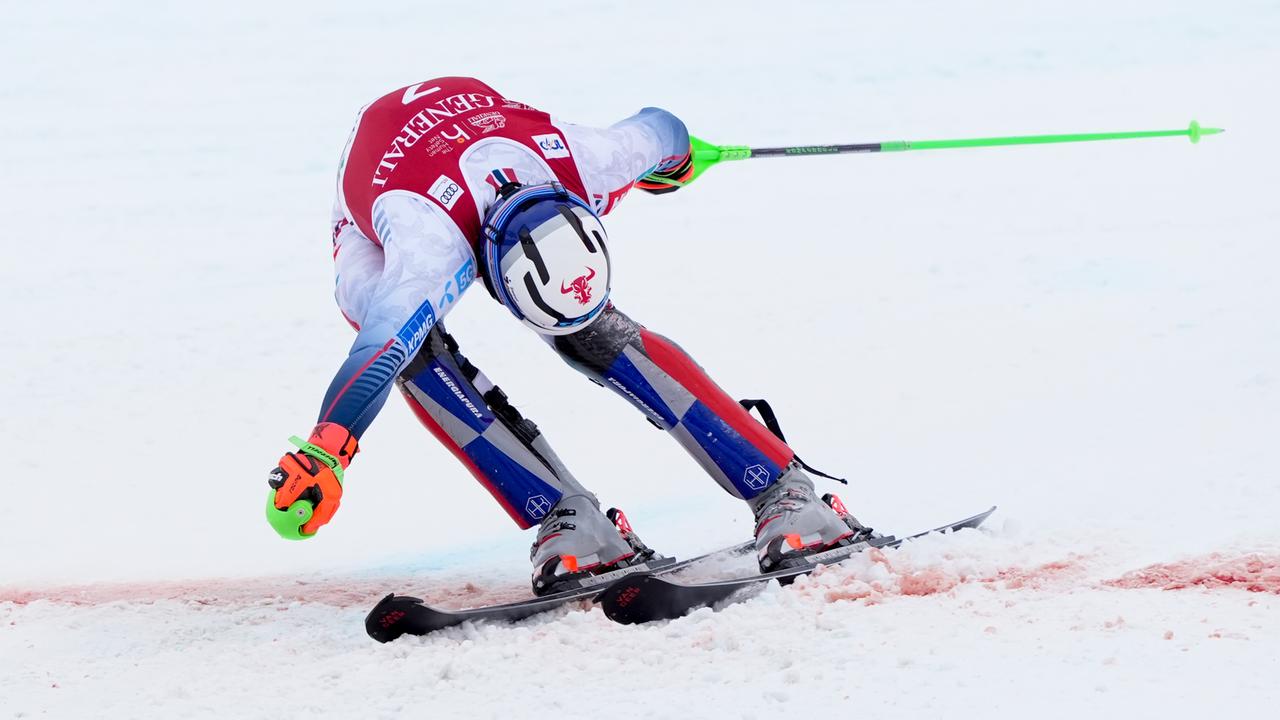 Henrik Kristoffersen aus Norwegen streckt seine Hand, um die Zeitmessung im Ziel auszulösen.
